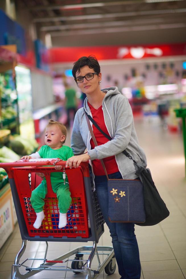 madre con bambino nel shopping foto