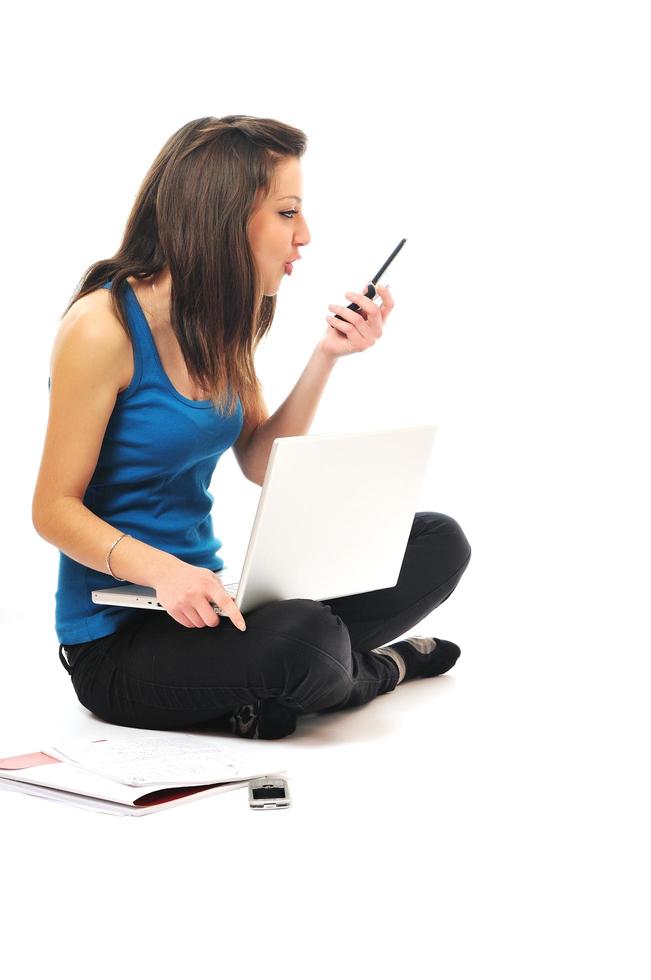 uno giovane ragazza opera su il computer portatile isolato su bianca foto