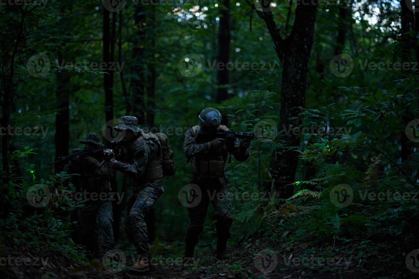 militare soldati nel campo foto