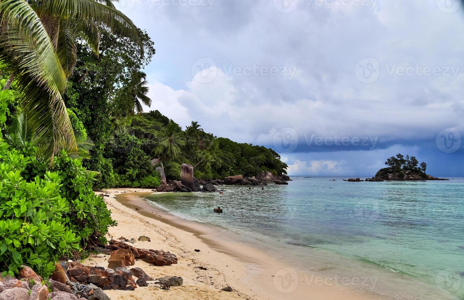 soleggiato giorno spiaggia Visualizza su il Paradiso isole Seychelles foto