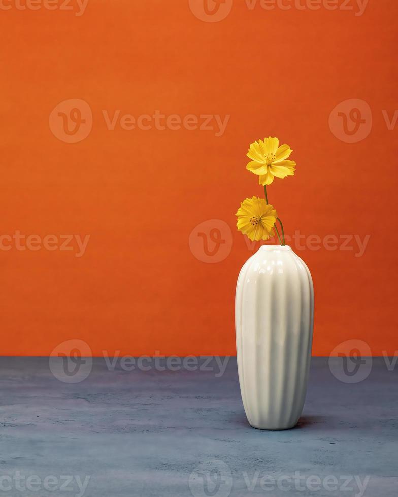 Due giallo fiori selvatici nel bianca vaso foto