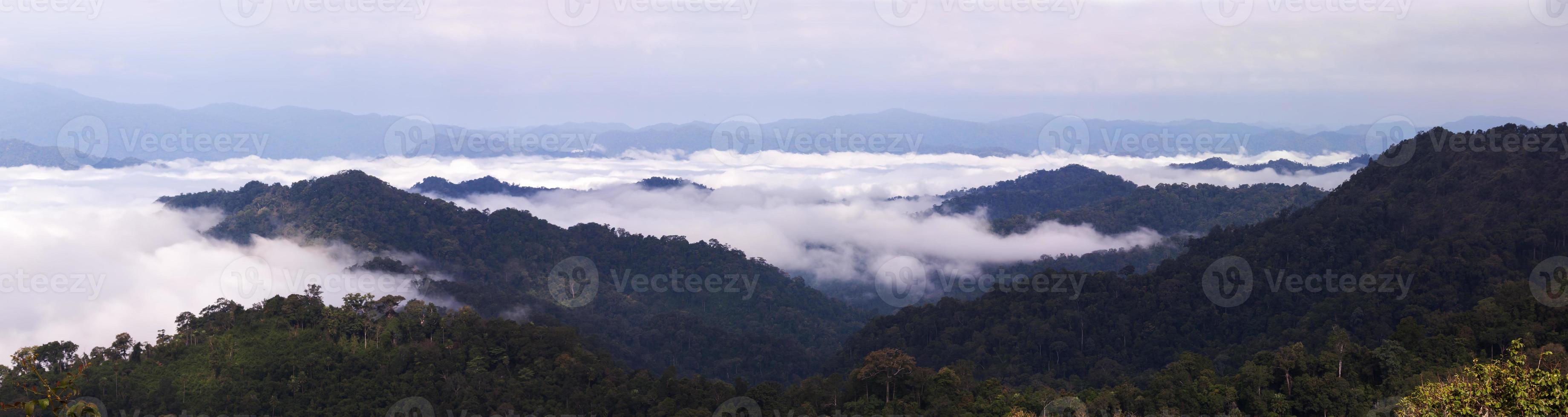 catene montuose con nebbia nel panorama foto