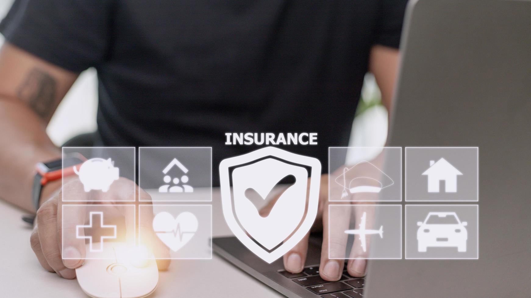 assicurazione concetto su virtuale blu schermo con icone foto