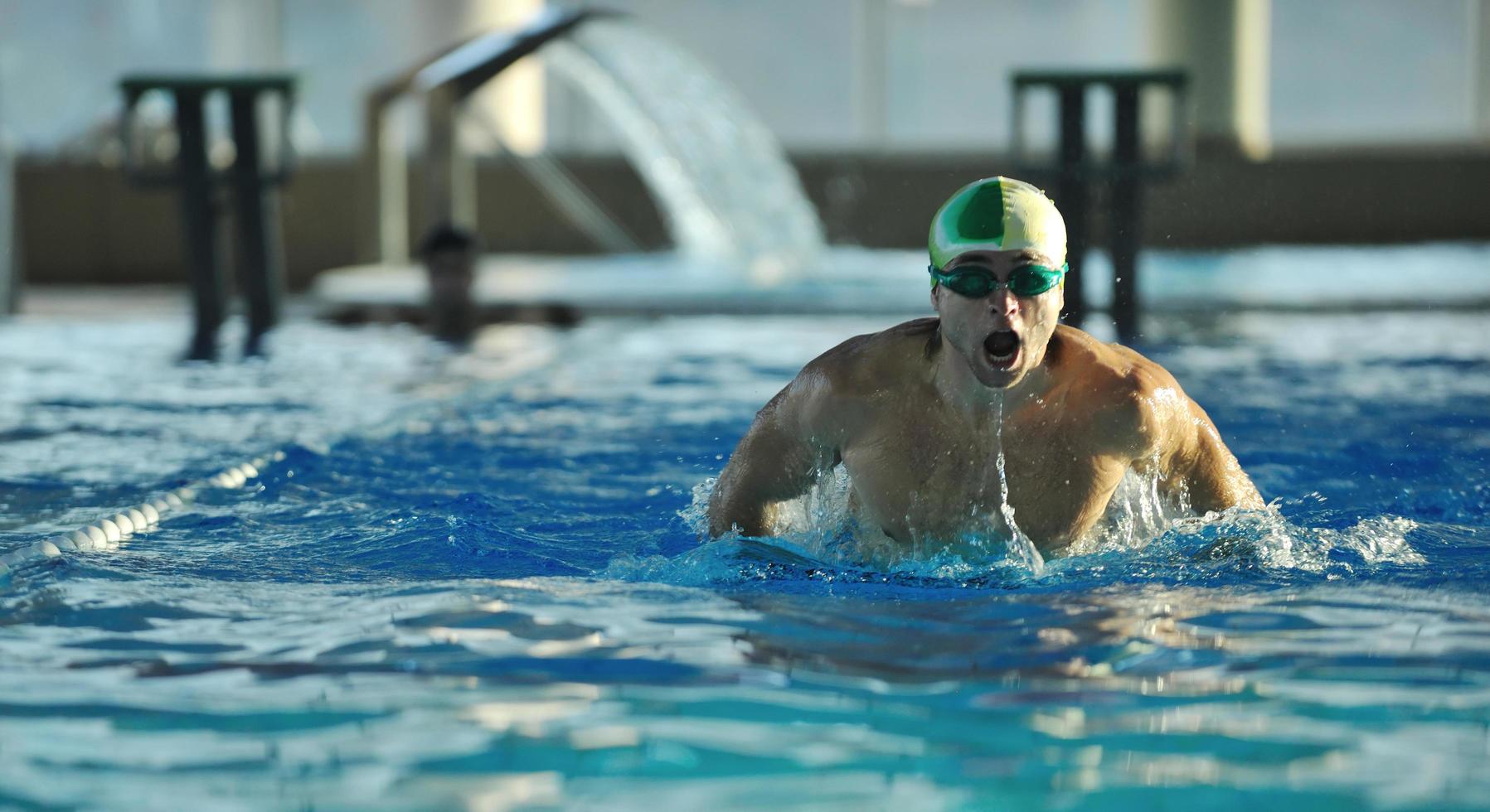 nuotatore nel piscina foto