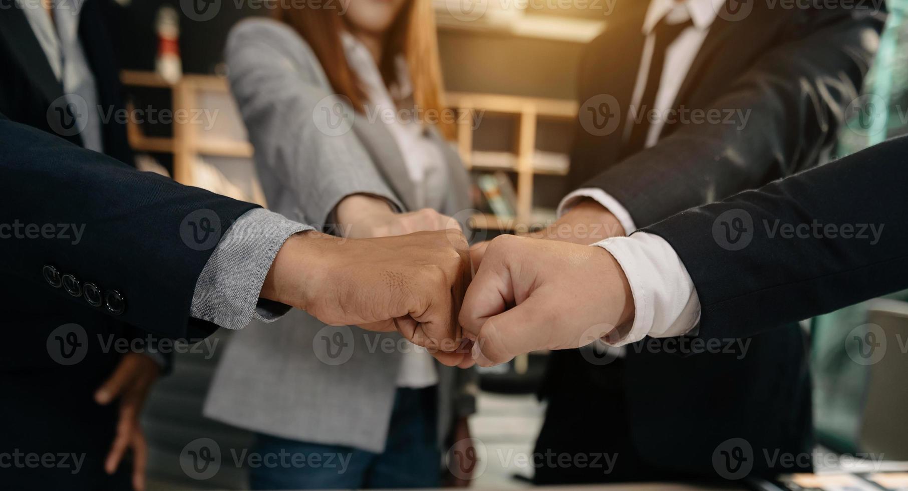 stretta di mano di affari che chiude un affare con la sfocatura dello sfondo delle persone foto