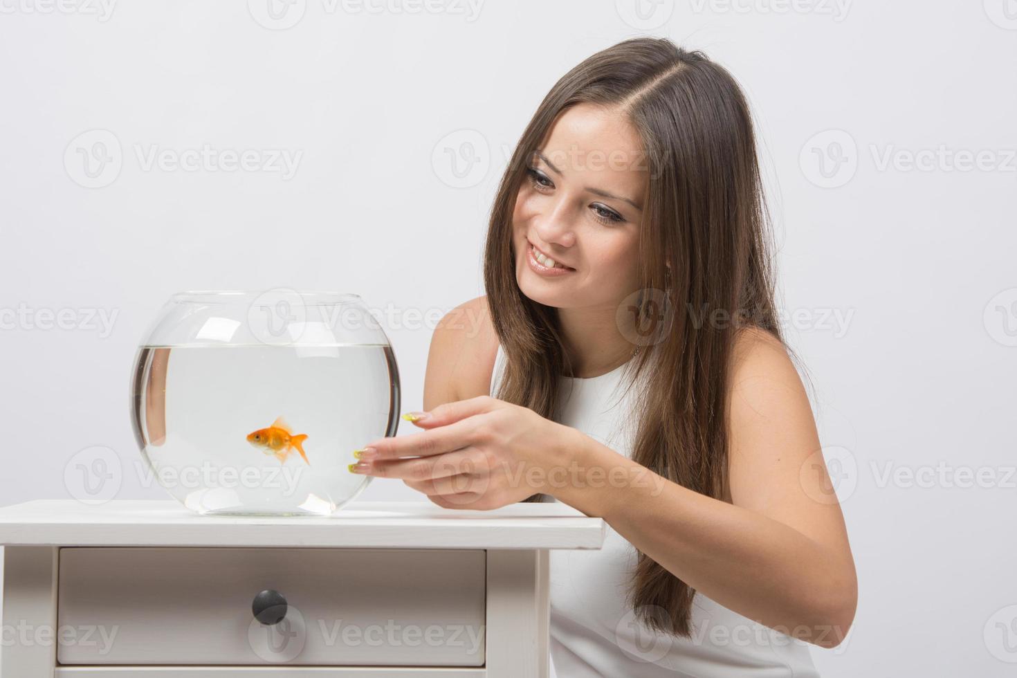 la ragazza è molto simile al pesce rosso in un acquario foto