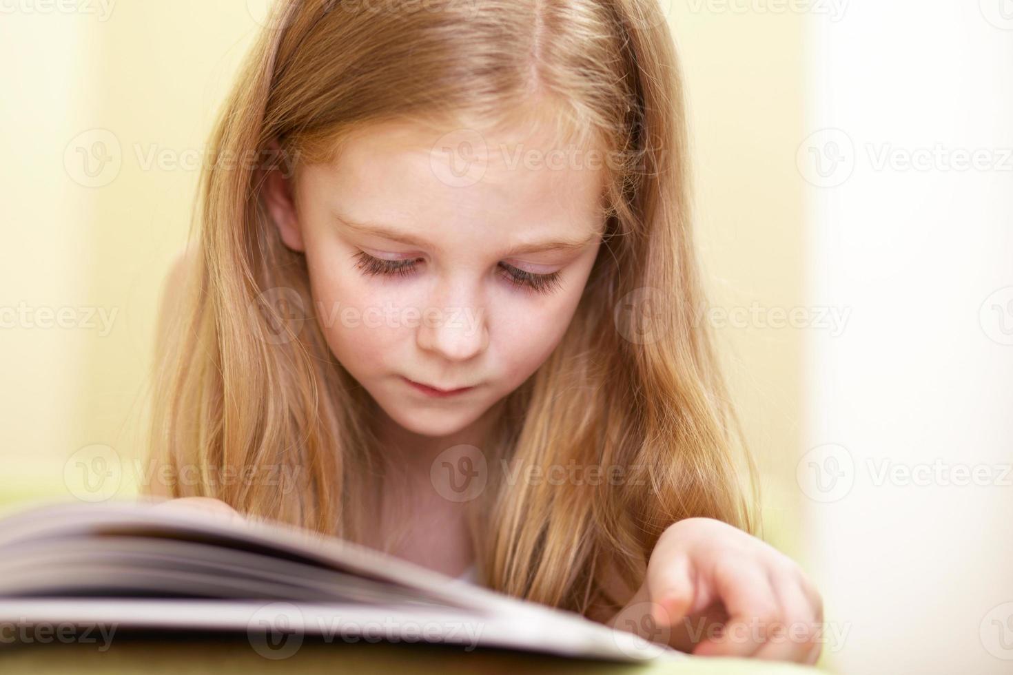 lettura di bambina foto