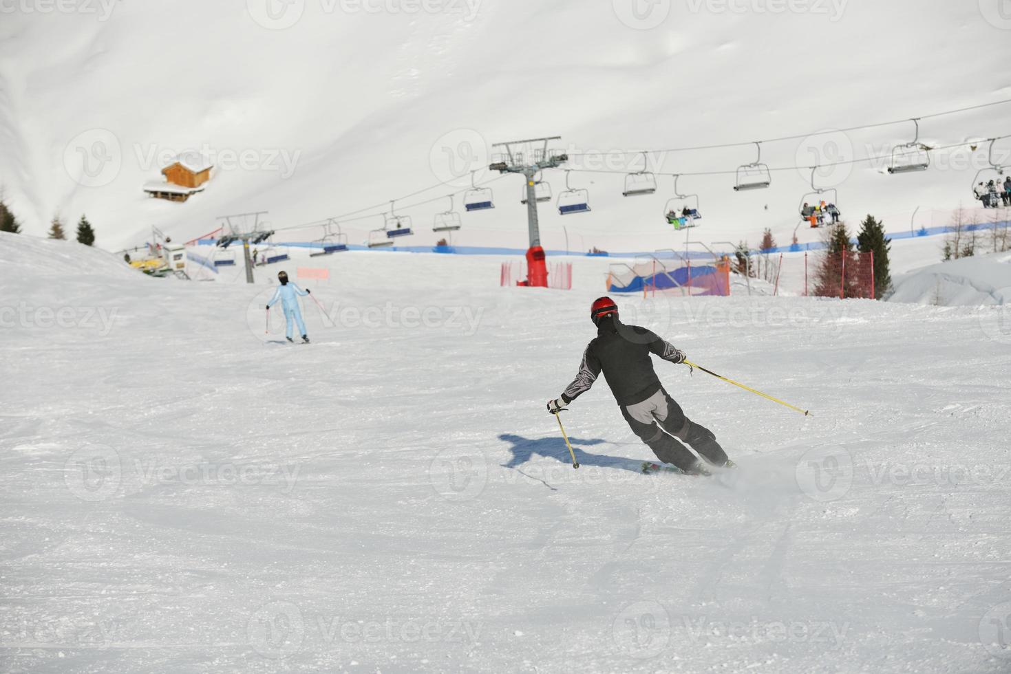 sciatori su montagna foto