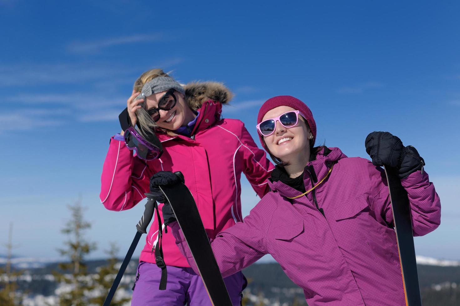 inverno stagione divertimento con gruppo di ragazze foto