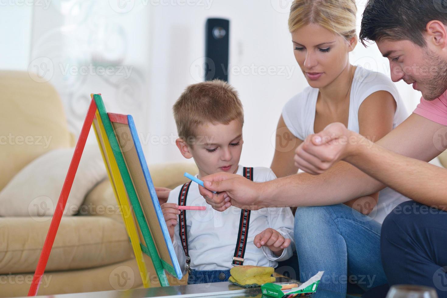 famiglia disegno su scuola tavola a casa foto