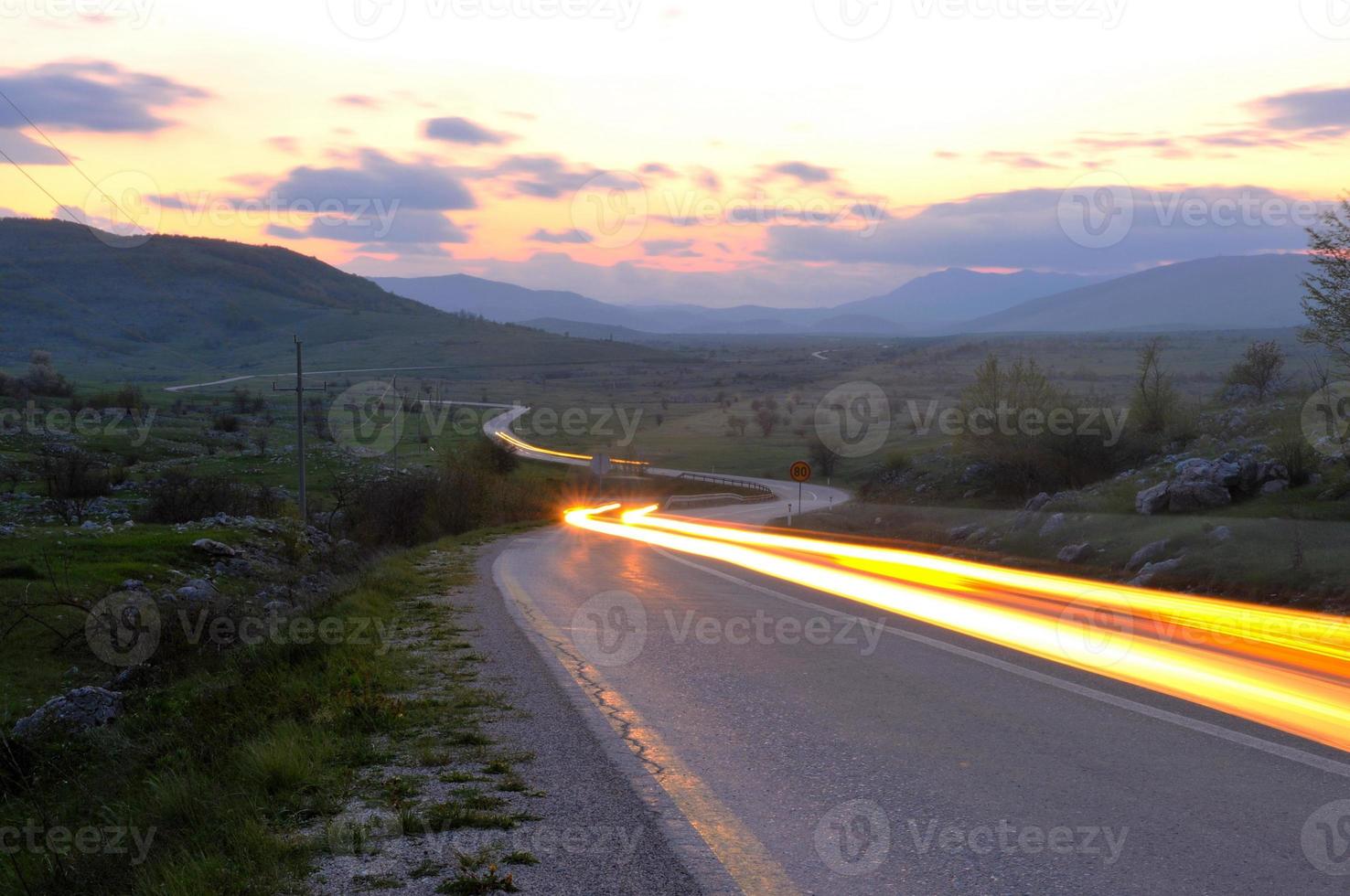 strada di campagna avventura con bellissimo tramonto foto