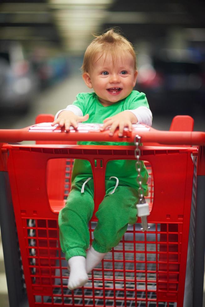 bambino nel shopping carrello foto