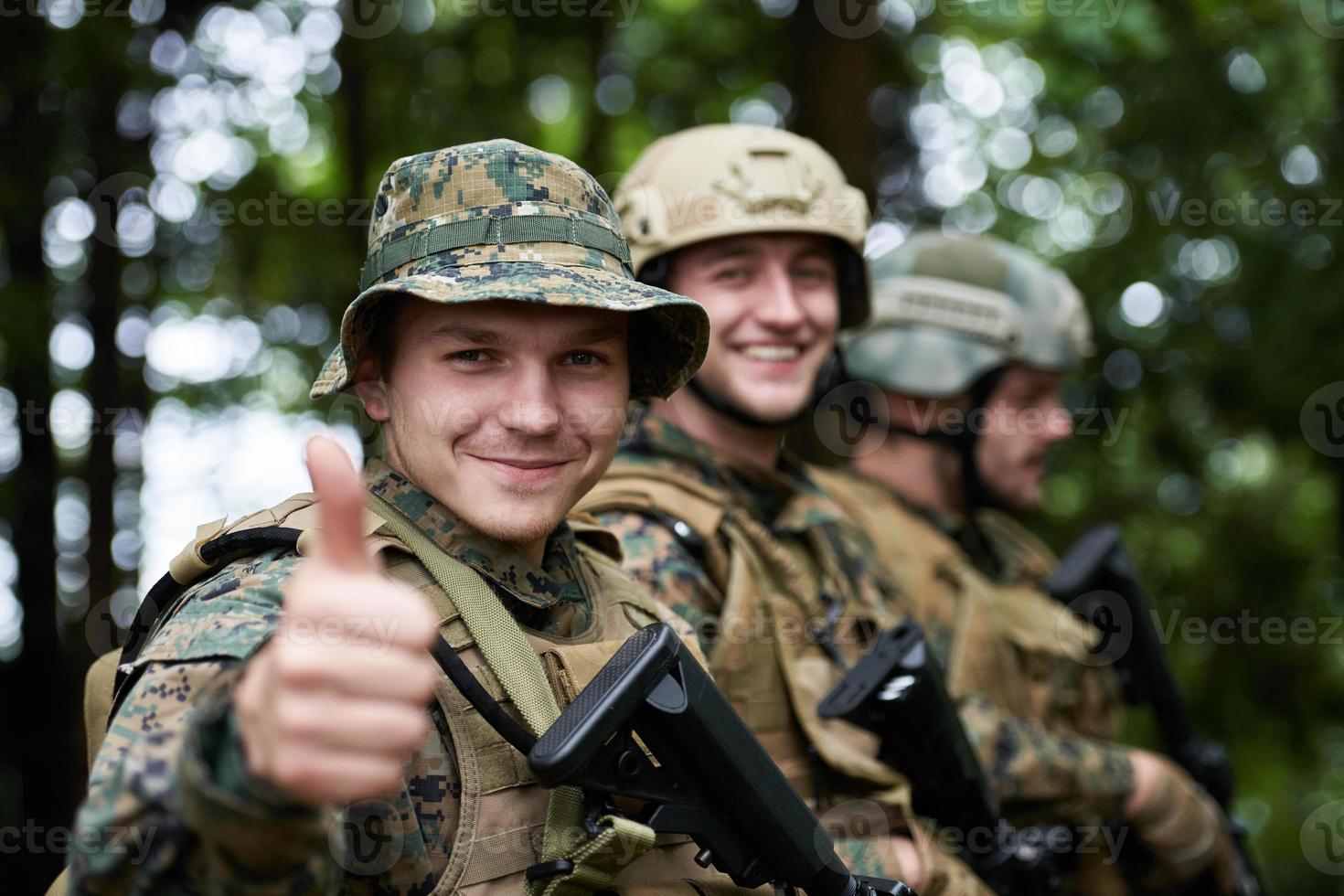 militare soldati nel campo foto