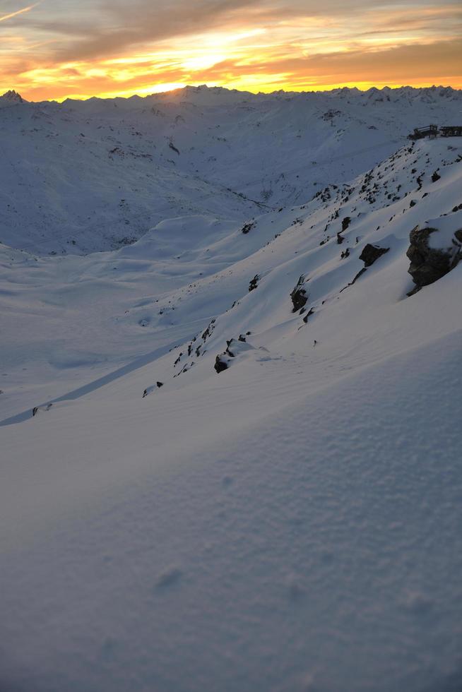 tramonto di neve in montagna foto