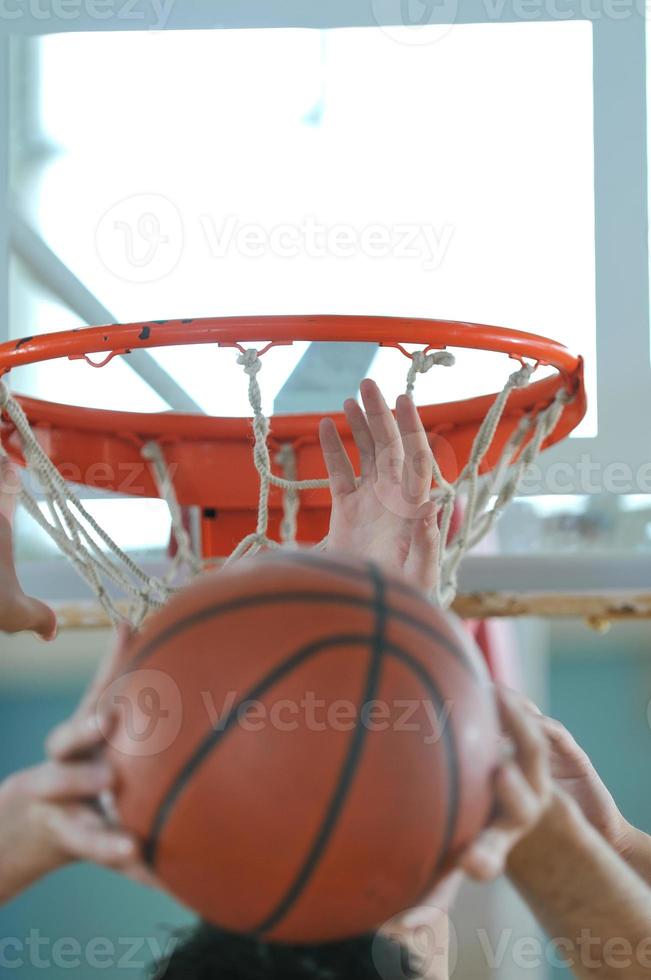 giocando pallacanestro Visualizza foto