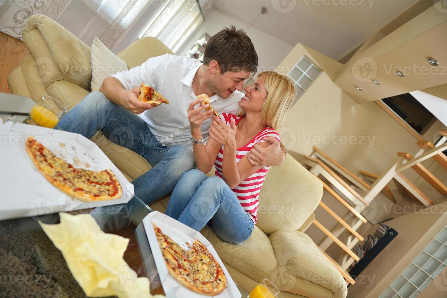 coppia a casa mangiare Pizza foto