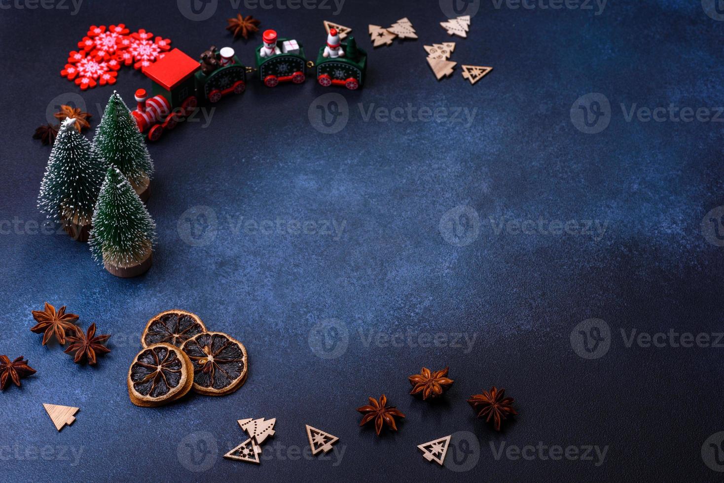 elementi di Natale decorazioni, dolci e Pan di zenzero su un' di legno taglio tavola foto
