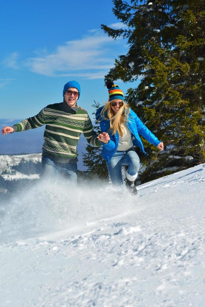 giovane coppia in scena di neve invernale foto