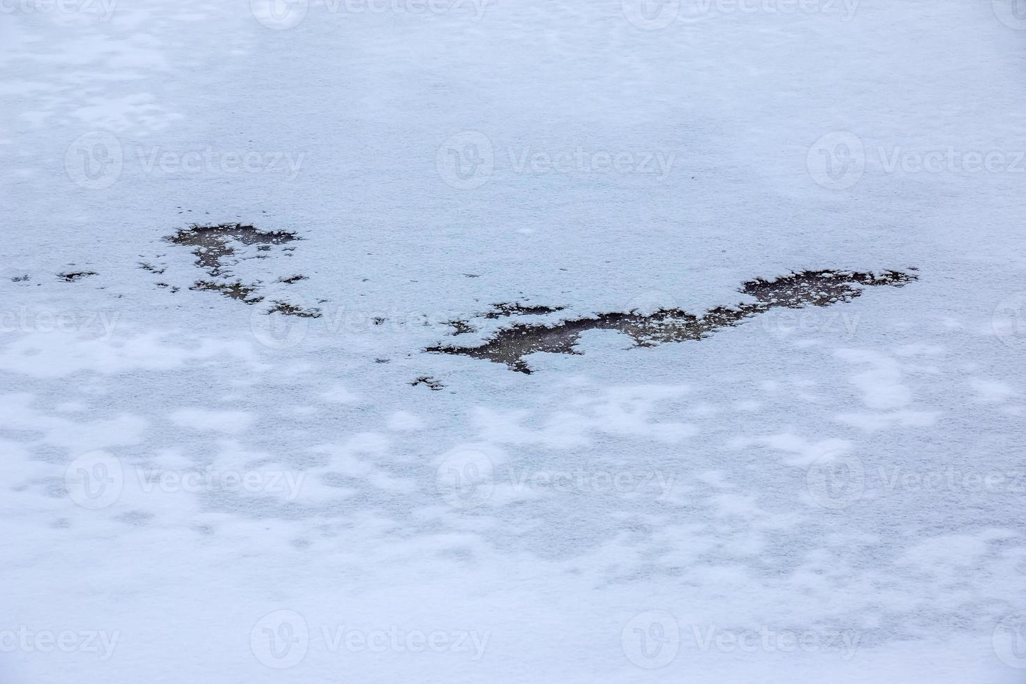 inverno sfondo di il ghiacciato superficie di il fiume. struttura di ghiaccio coperto con neve. foto