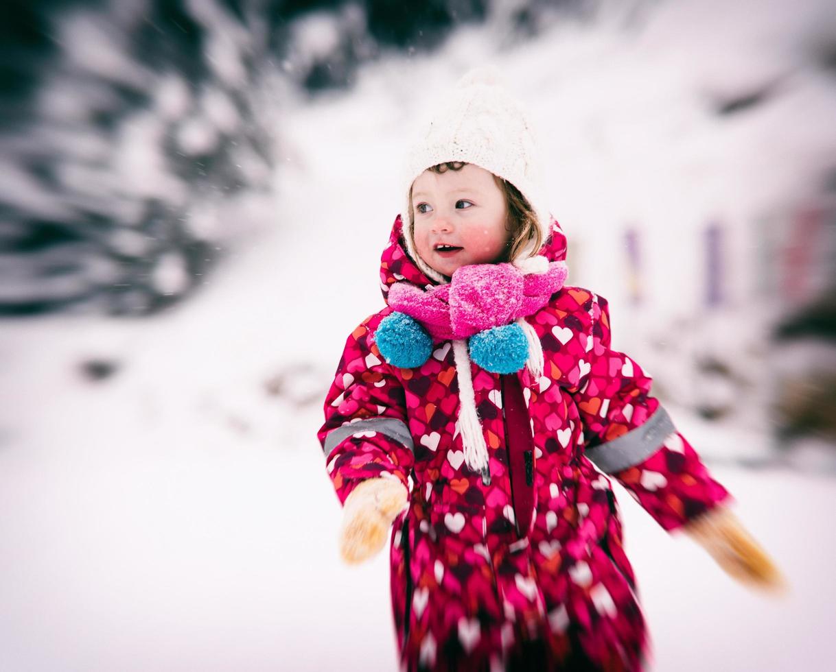 poco ragazza a nevoso inverno giorno foto