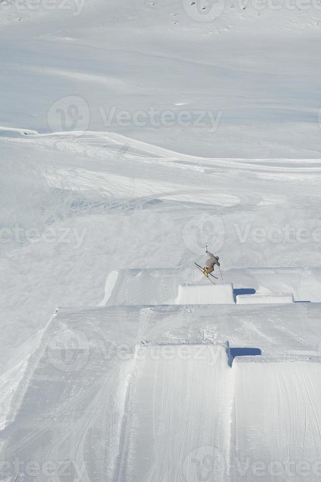 sciatori su montagna foto