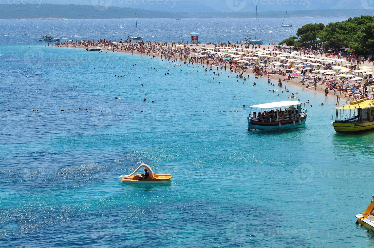 persone rilassante su spiaggia foto