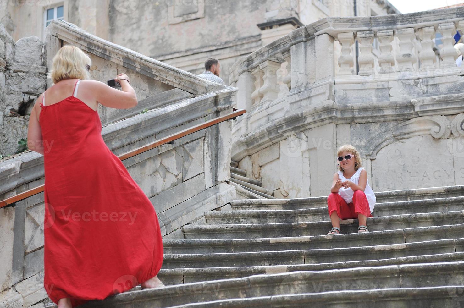 turisti esplorando città foto