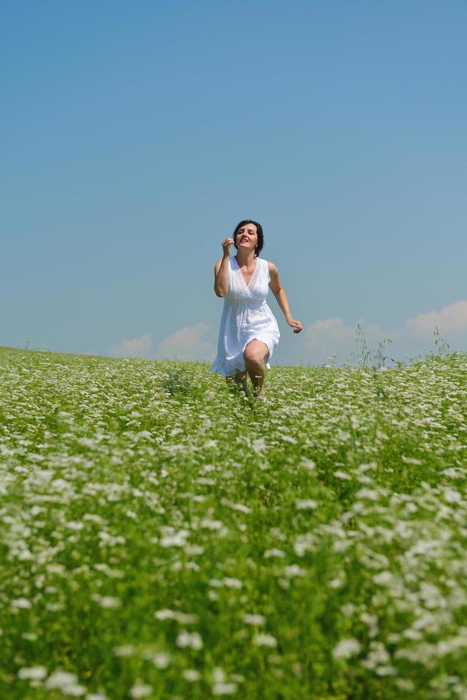 giovane donna felice in campo verde foto