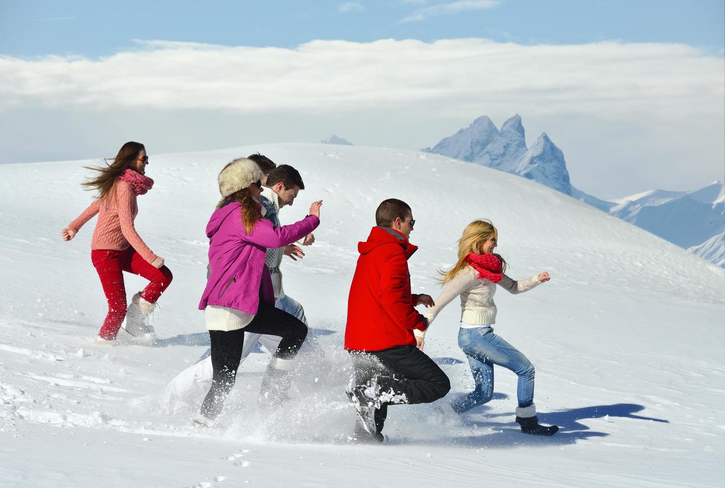 amici avere divertimento a inverno su fresco neve foto