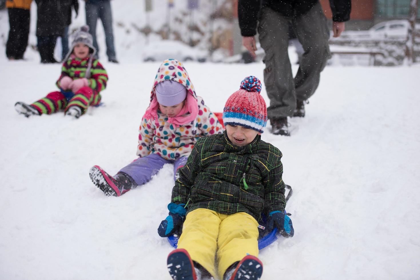 gruppo di bambini avendo divertimento e giocare insieme nel fresco neve foto