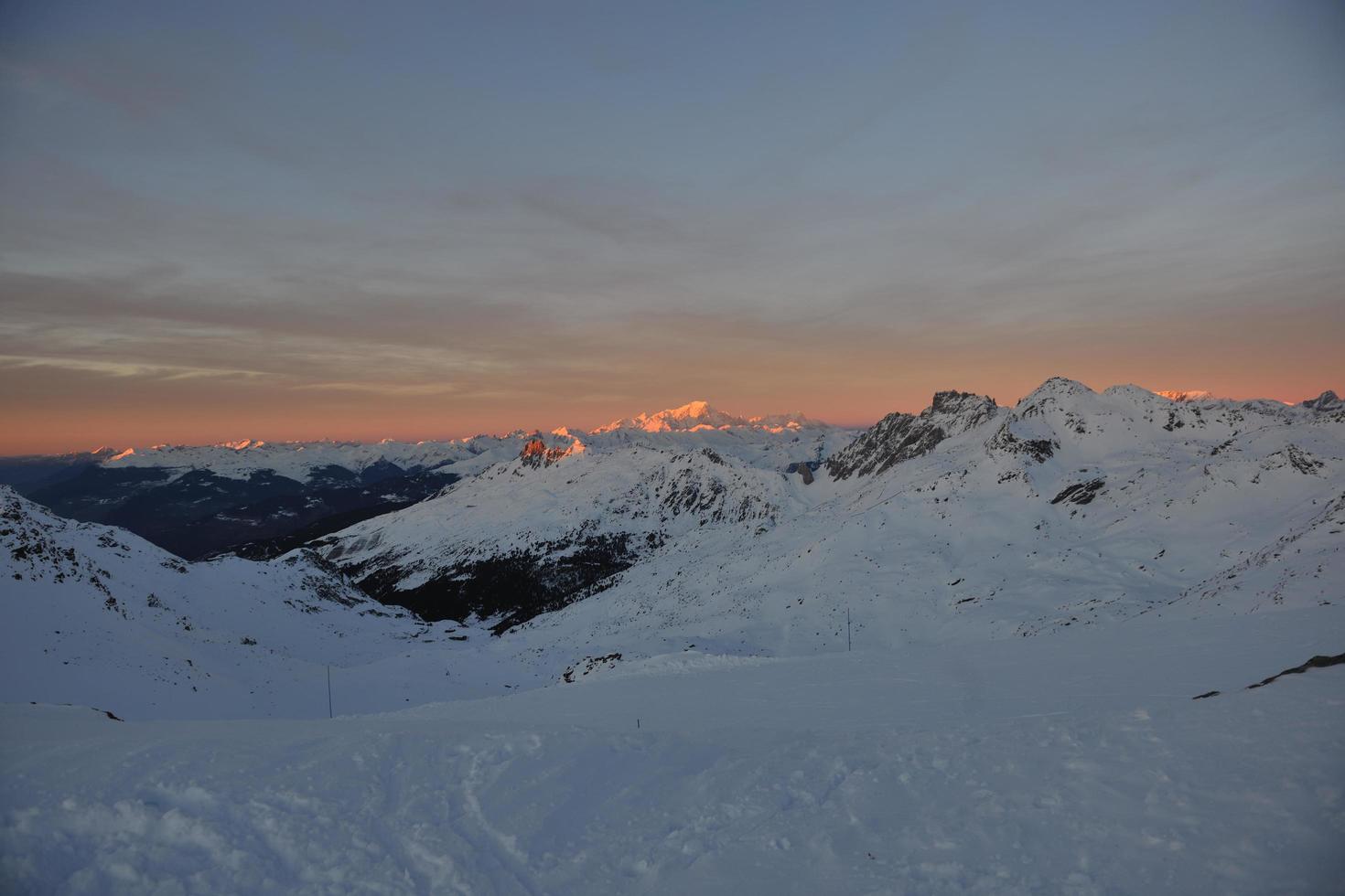 tramonto di neve in montagna foto