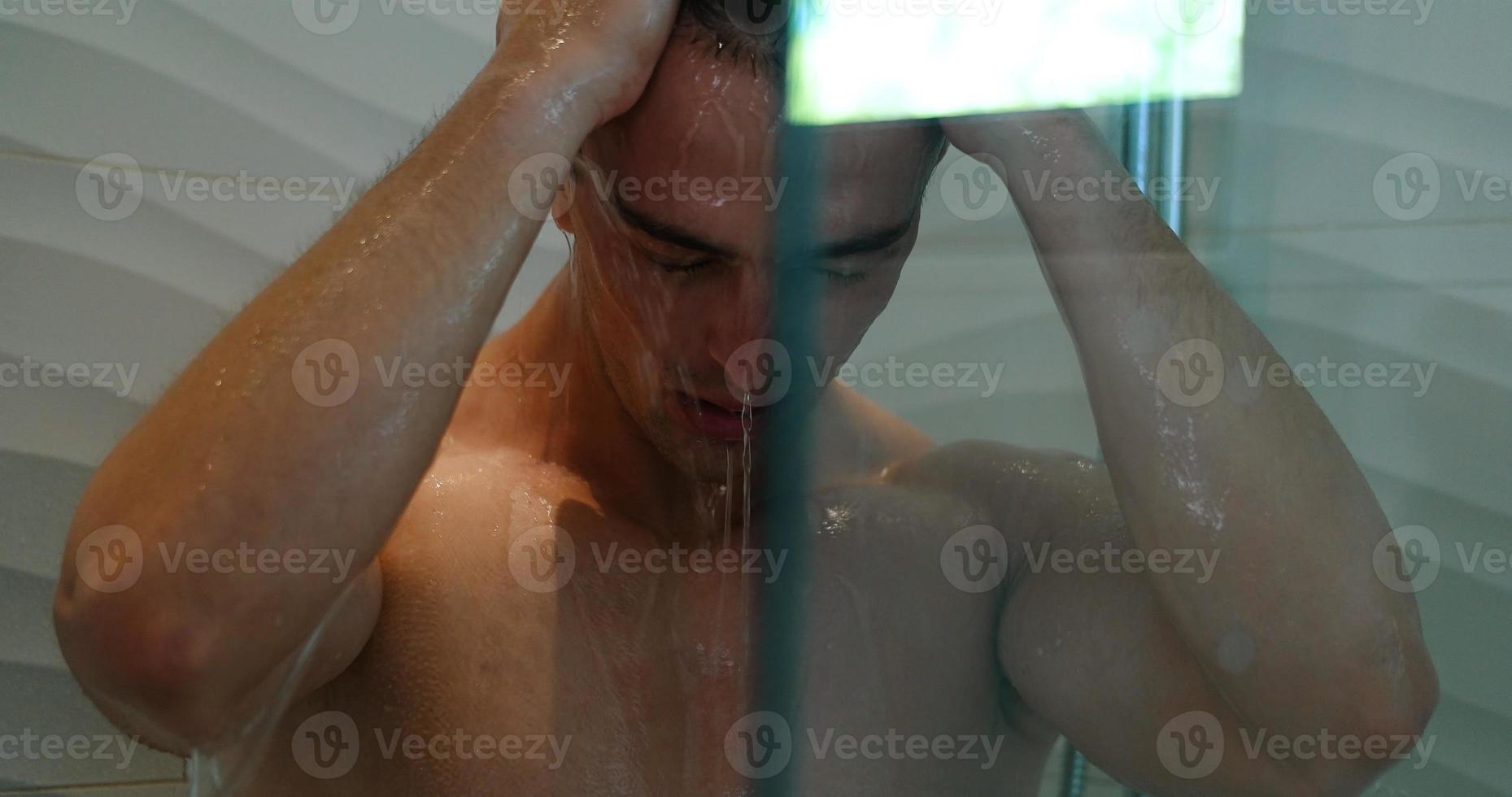 uomo sotto doccia foto