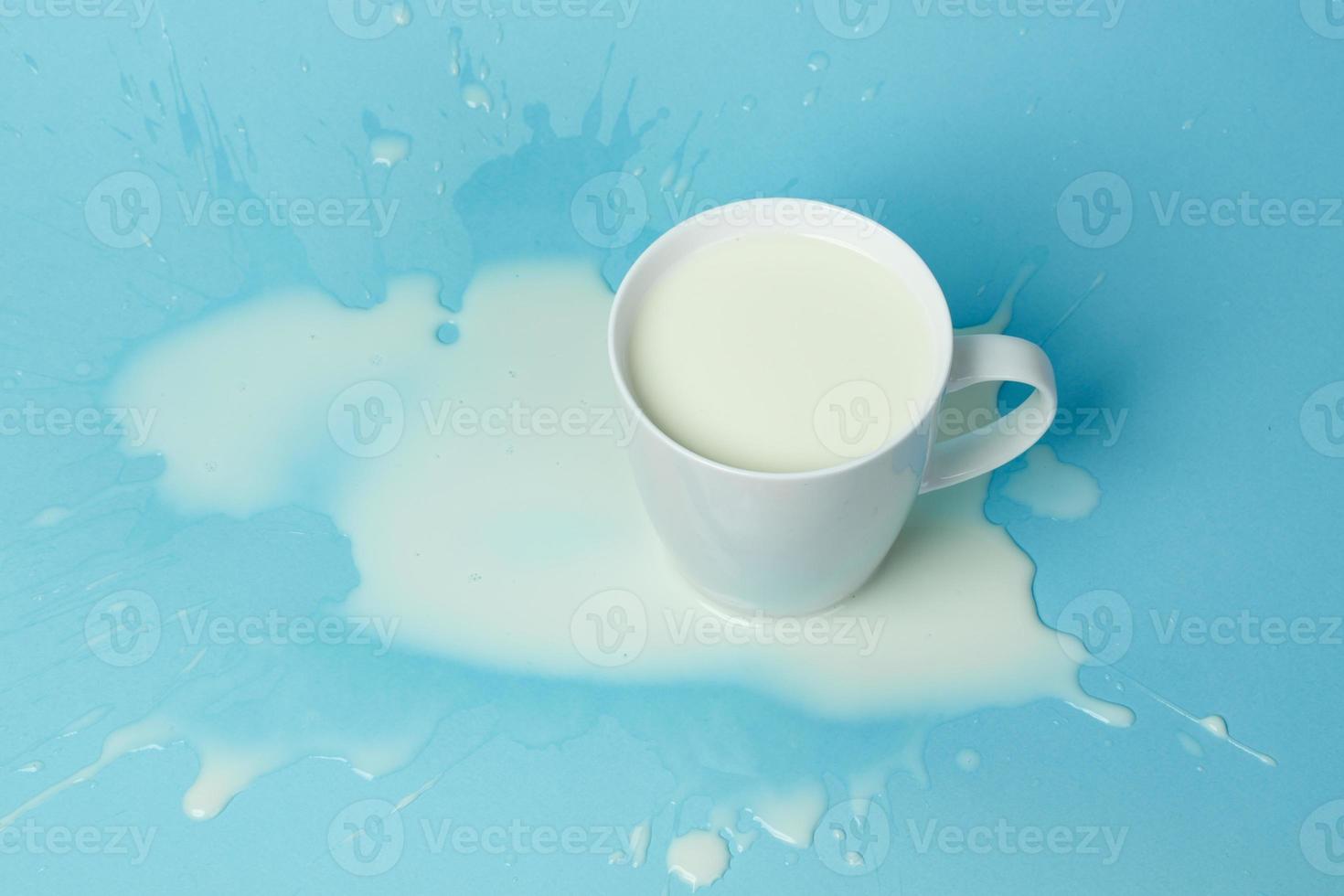 latte spruzzi a partire dal il tazza foto