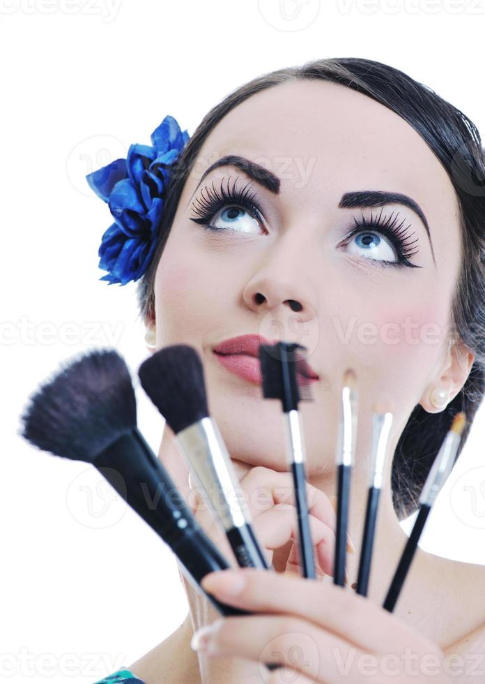 bella giovane donna che applica il trucco foto