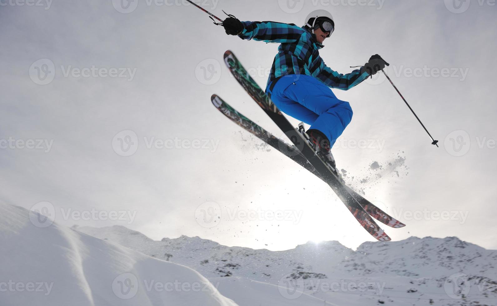 sciatore su montagna foto