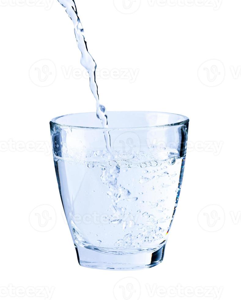 scrosciante fresco puro acqua in un' bicchiere isolato su bianca sfondo, assistenza sanitaria e bellezza idratazione concetto foto