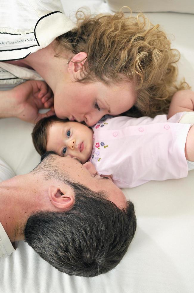 interno ritratto con contento giovane famiglia e carino poco bambino foto