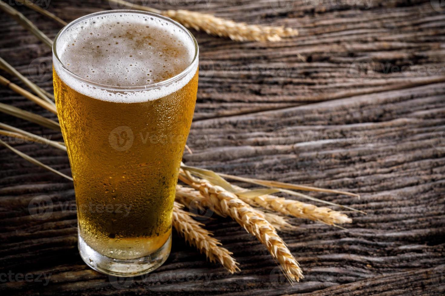 bicchieri di leggero birra con orzo su di legno tavolo. Due bicchiere di birra con Grano su di legno tavolo. Vintage ▾ stile colore effetto foto