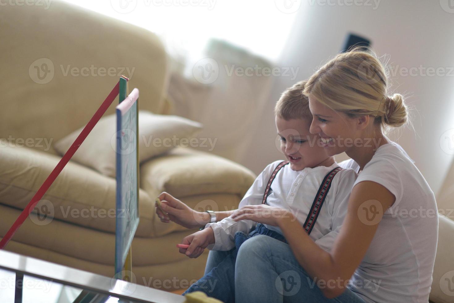 famiglia disegno su scuola tavola a casa foto