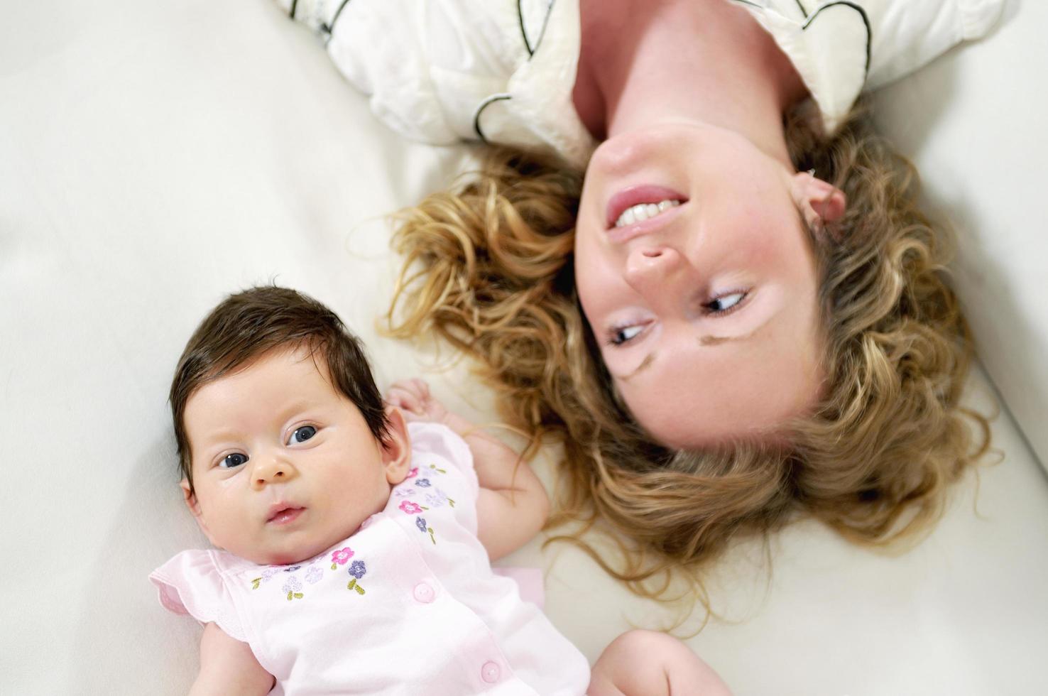 giovane madre e bambino rilassante foto