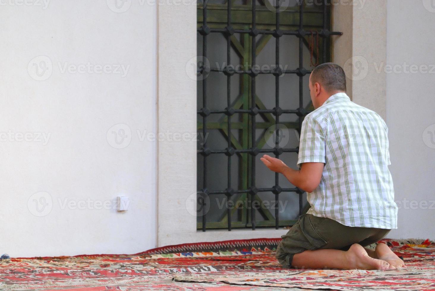 uomo nel preghiera foto