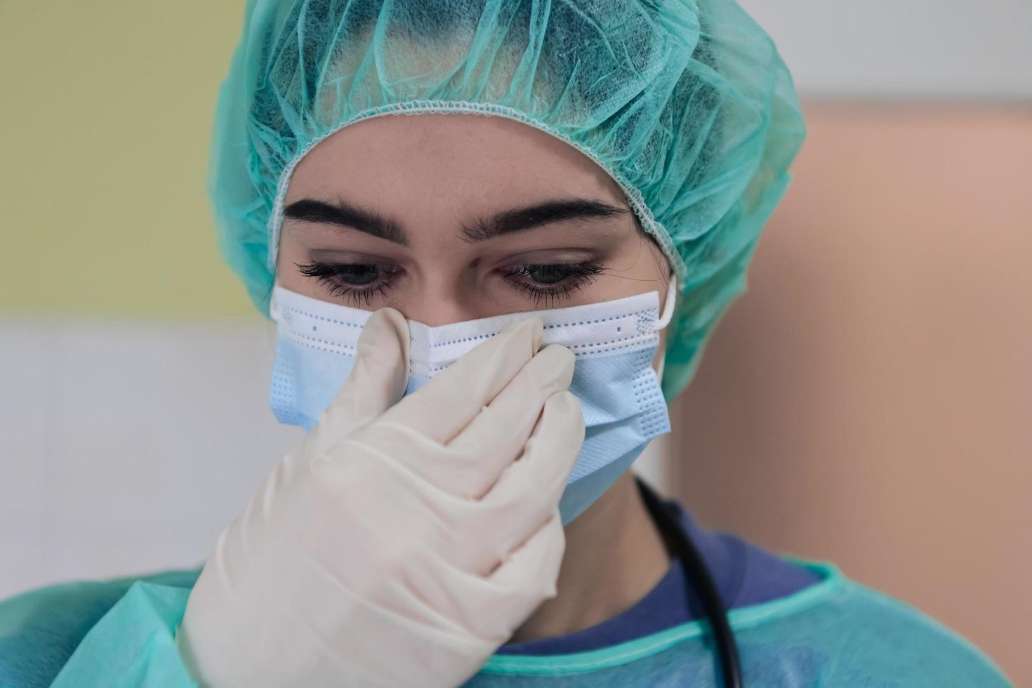 il femmina animale chirurgo o veterinario mette su un' medico viso maschera. medico è preparazione per chirurgia nel il operazione camera. medicina e assistenza sanitaria foto