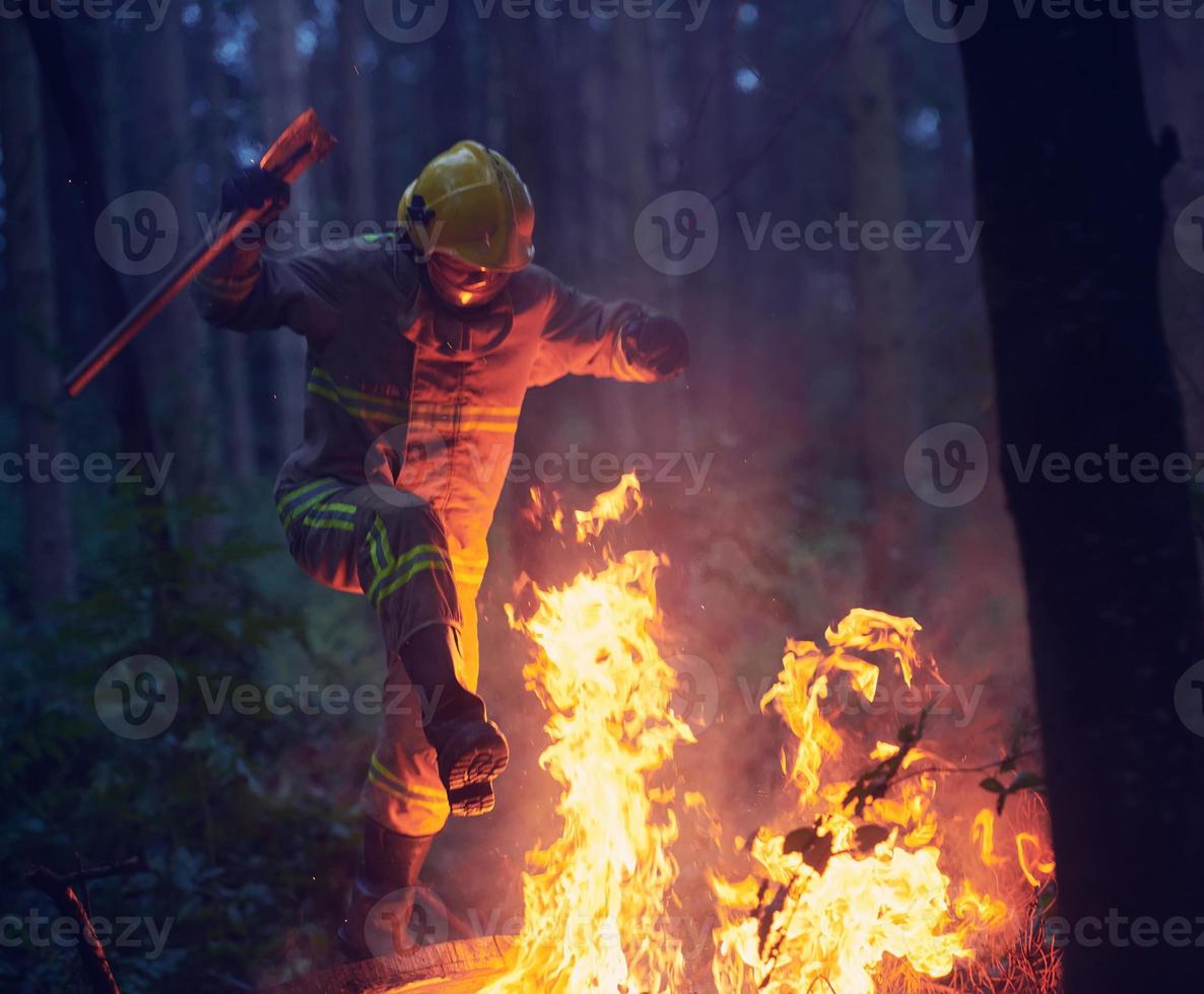 pompiere nel azione foto