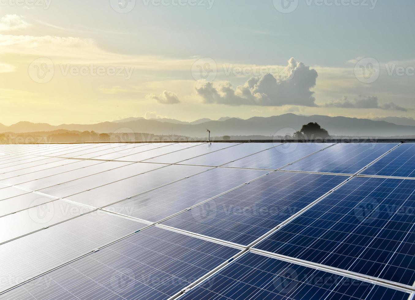 pannello fotovoltaico, nuova tecnologia per conservare e utilizzare l'energia della natura con la vita umana, l'energia sostenibile e il concetto di amico ambientale. foto