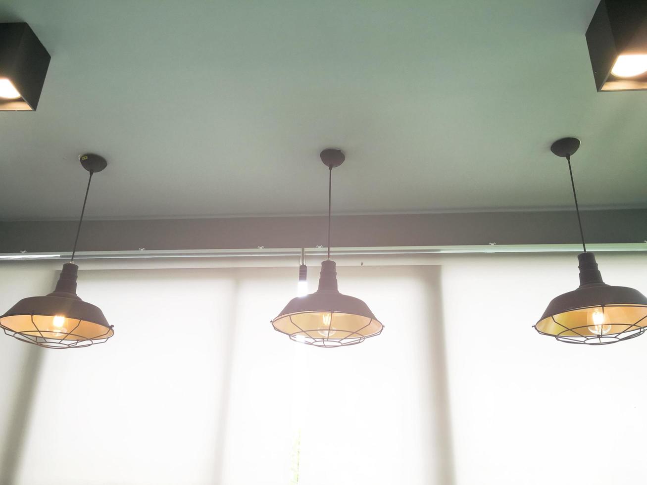 tradizionale soffitto lampade sospeso a partire dal il soffitto nel Vintage ▾ stile decorazione di il Casa nel asiatico nazione, morbido e selettivo messa a fuoco. foto