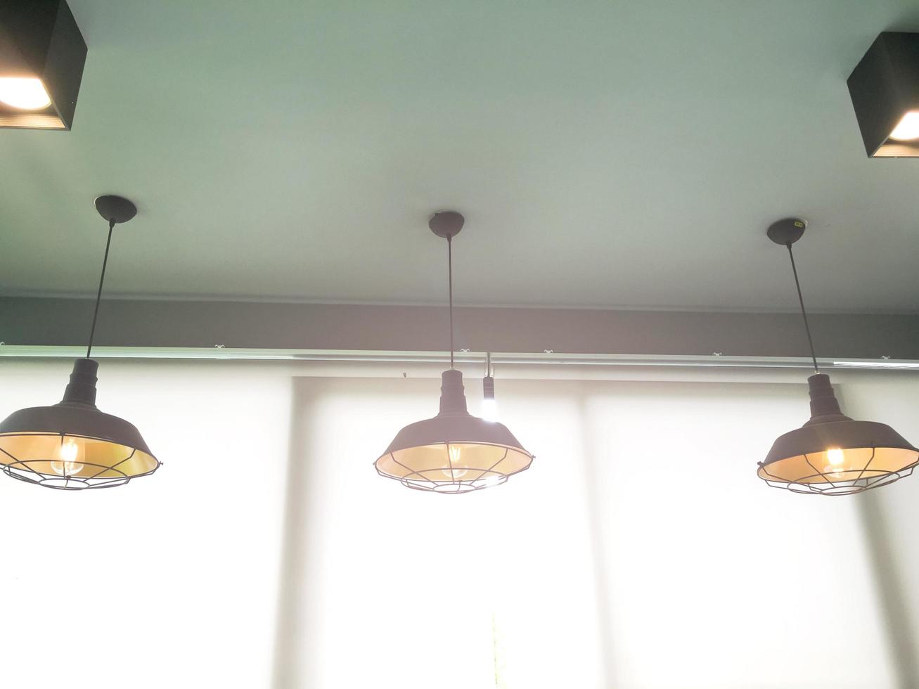 tradizionale soffitto lampade sospeso a partire dal il soffitto nel Vintage ▾ stile decorazione di il Casa nel asiatico nazione, morbido e selettivo messa a fuoco. foto