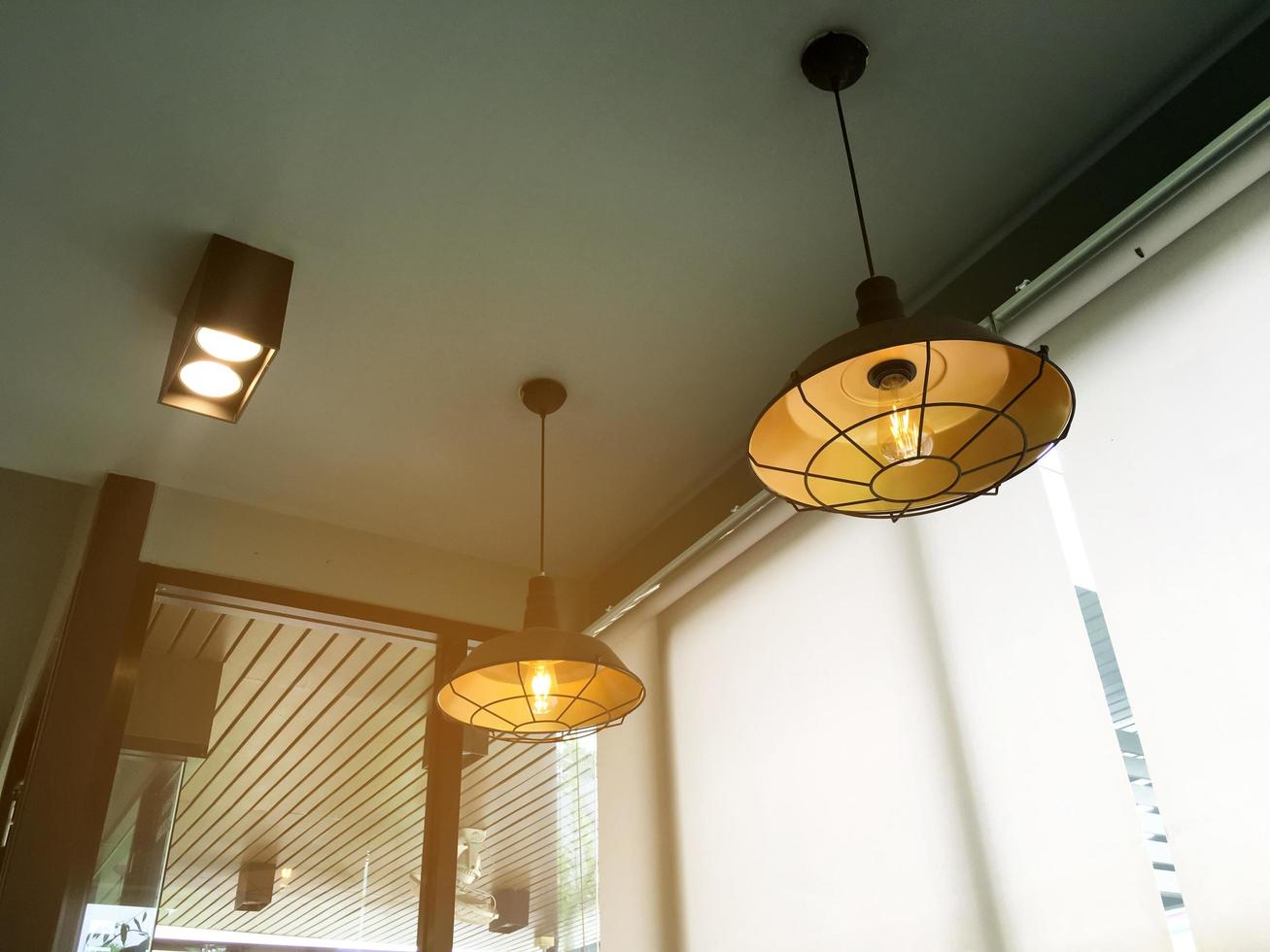 tradizionale soffitto lampade sospeso a partire dal il soffitto nel Vintage ▾ stile decorazione di il Casa nel asiatico nazione, morbido e selettivo messa a fuoco. foto