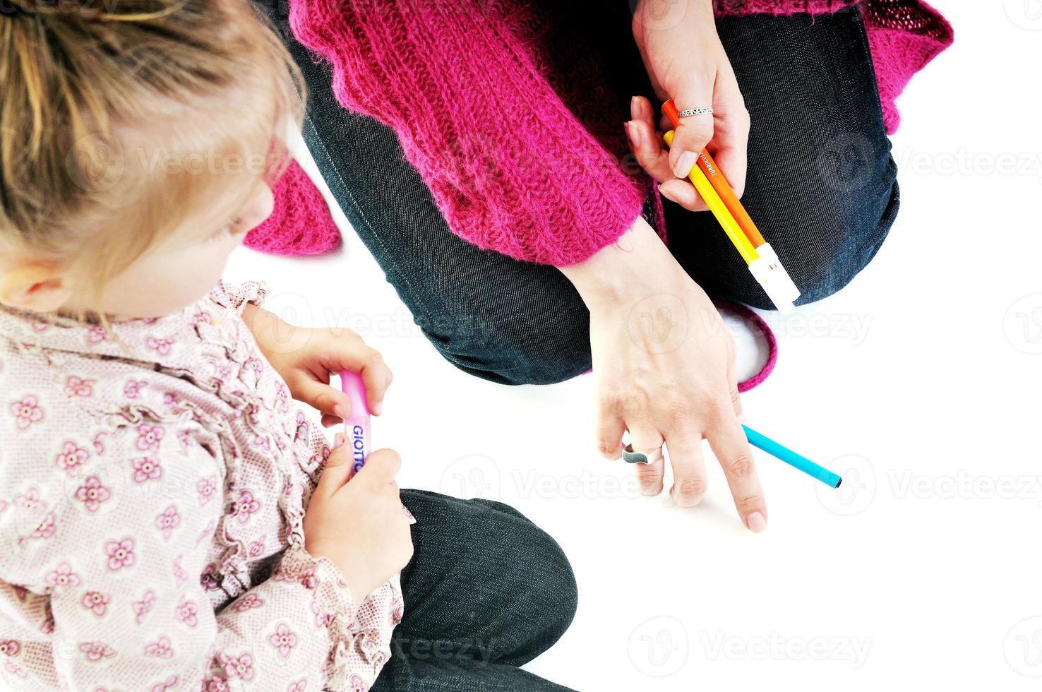 madre e più piccolo ragazza isolato foto