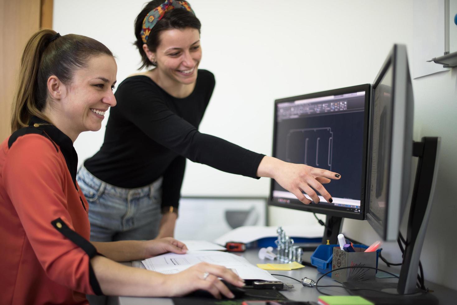 entro il pesante industria, un' fabbrica industriale ingegnere le misure con un' calibro e su un' personale computer disegni un' 3d modello foto