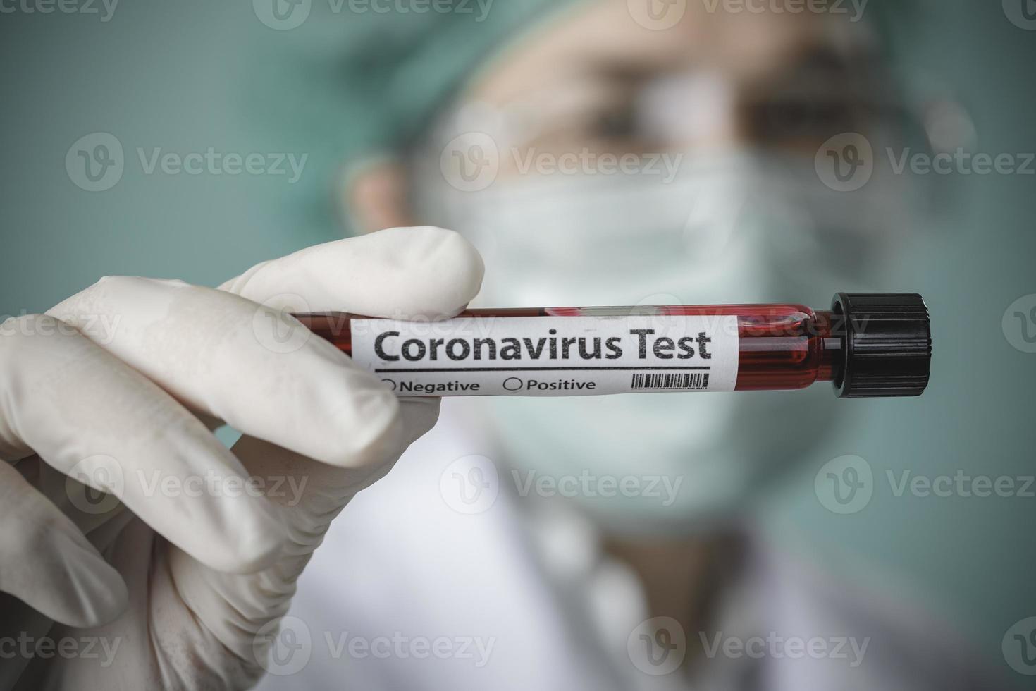 infermiera Tenere analisi pazienti sangue campioni per coronavirus scoppio covid-19 nel il laboratorio, nuovo coronavirus 2019-ncov a partire dal wuhan Cina concetto foto